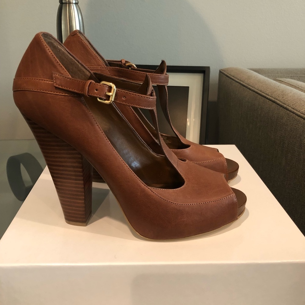 BCBGirls Brown T-Strap Peeptoe, Sz 10